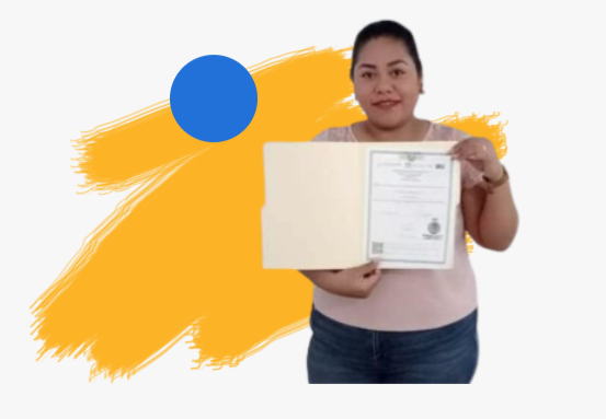 Estudiante de Supérate mostrando su certificado
