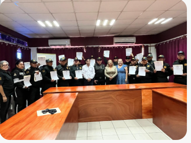Grupo de estudiantes mostrando sus certificados